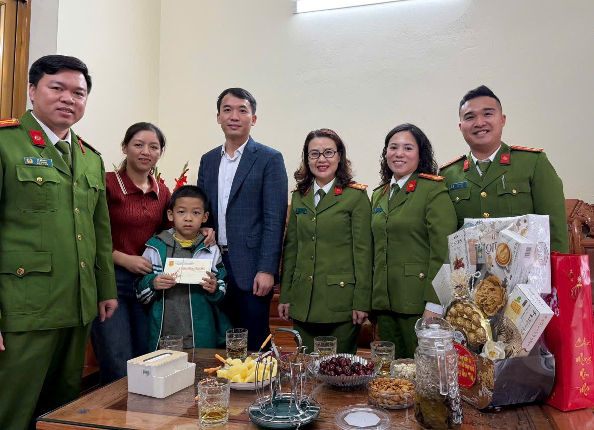 Phòng Cảnh sát Hình sự : Xuân yêu thương - Tết sẻ chia